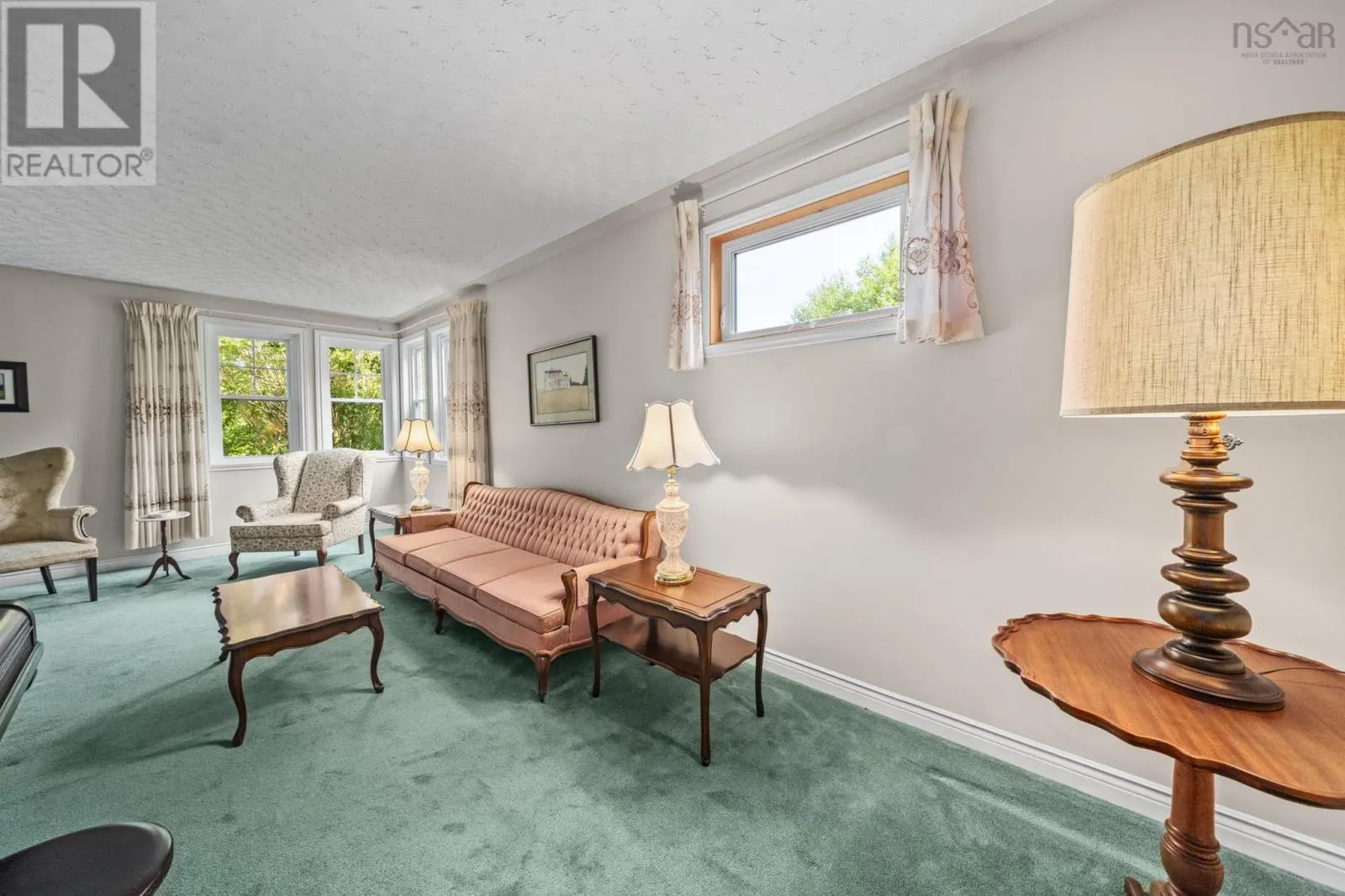 15 Oakdale Crescent