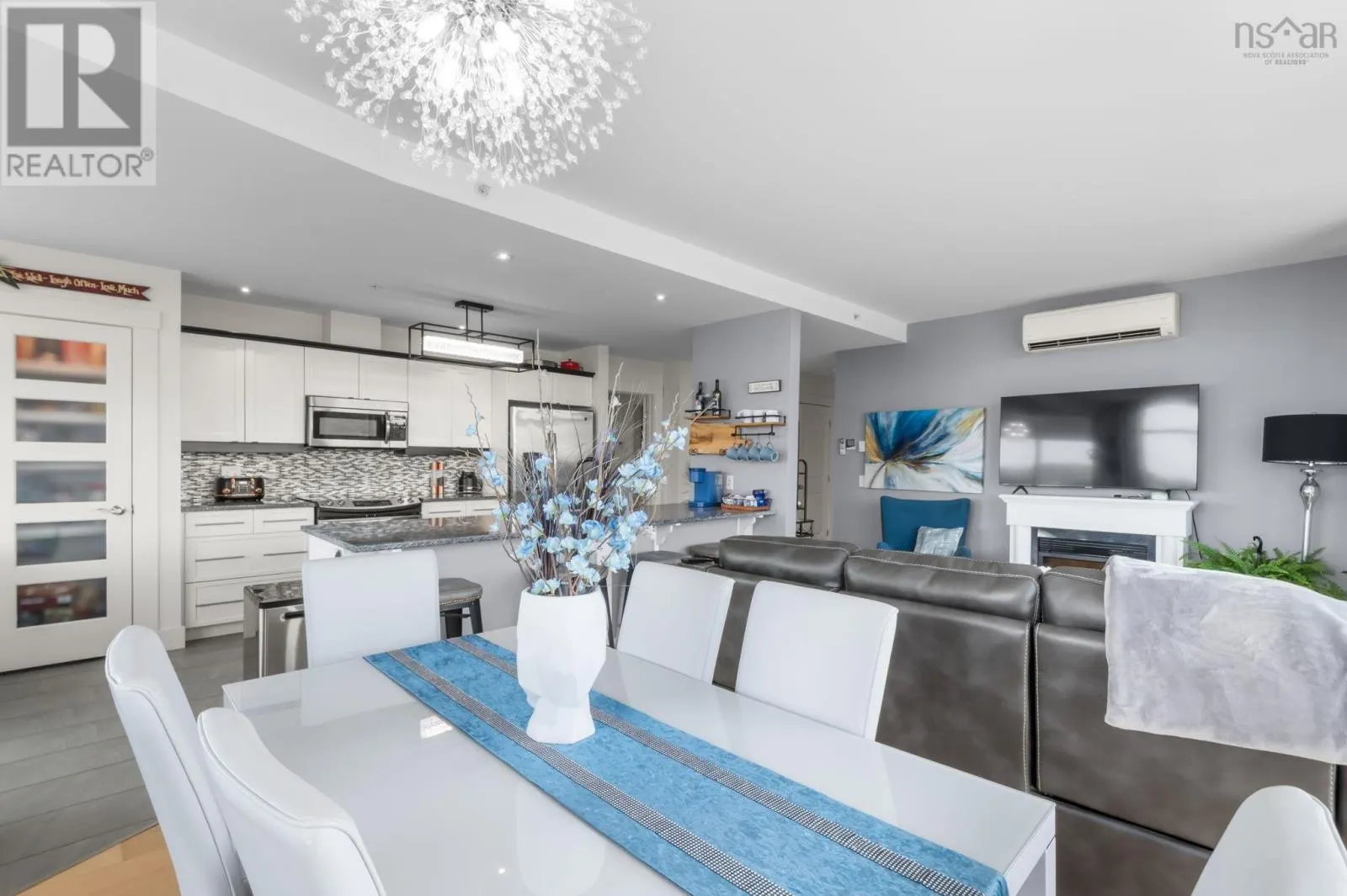 606 220 Waterfront Drive