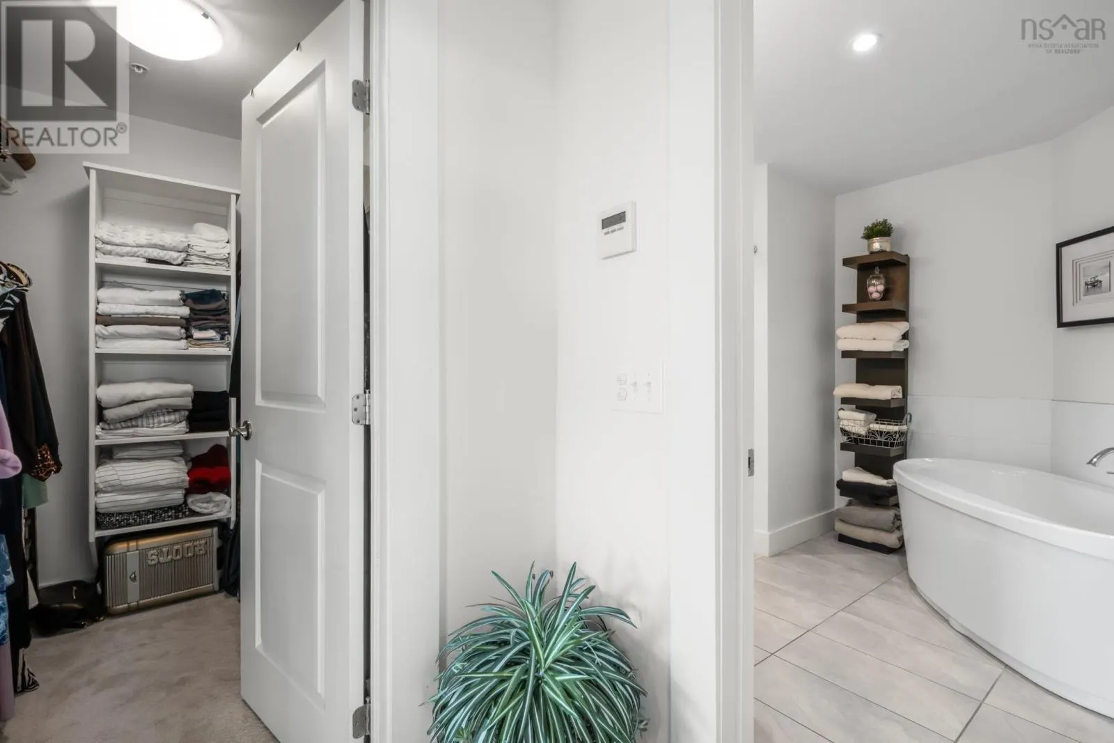 606 220 Waterfront Drive