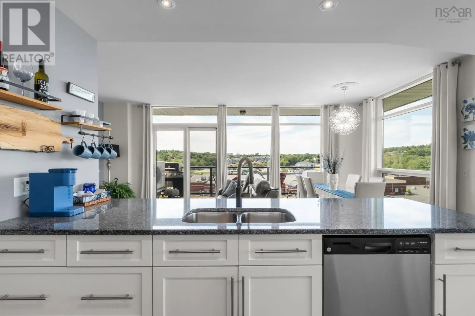 606 220 Waterfront Drive