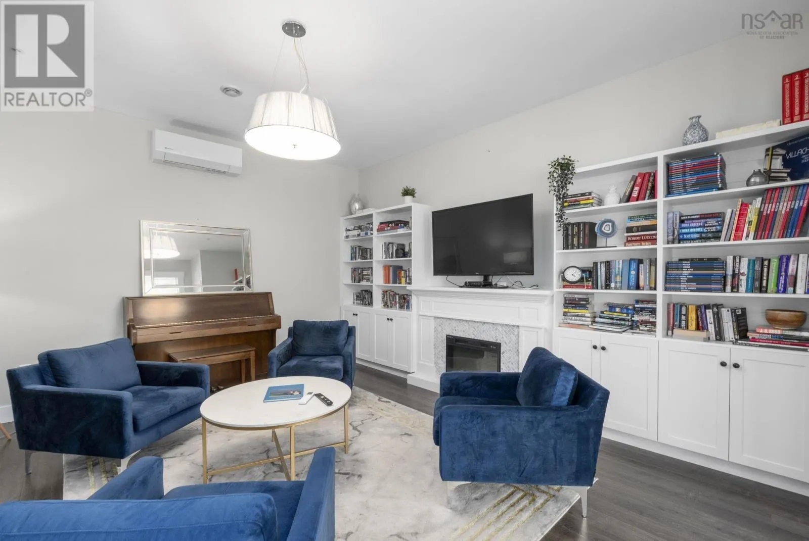 606 220 Waterfront Drive