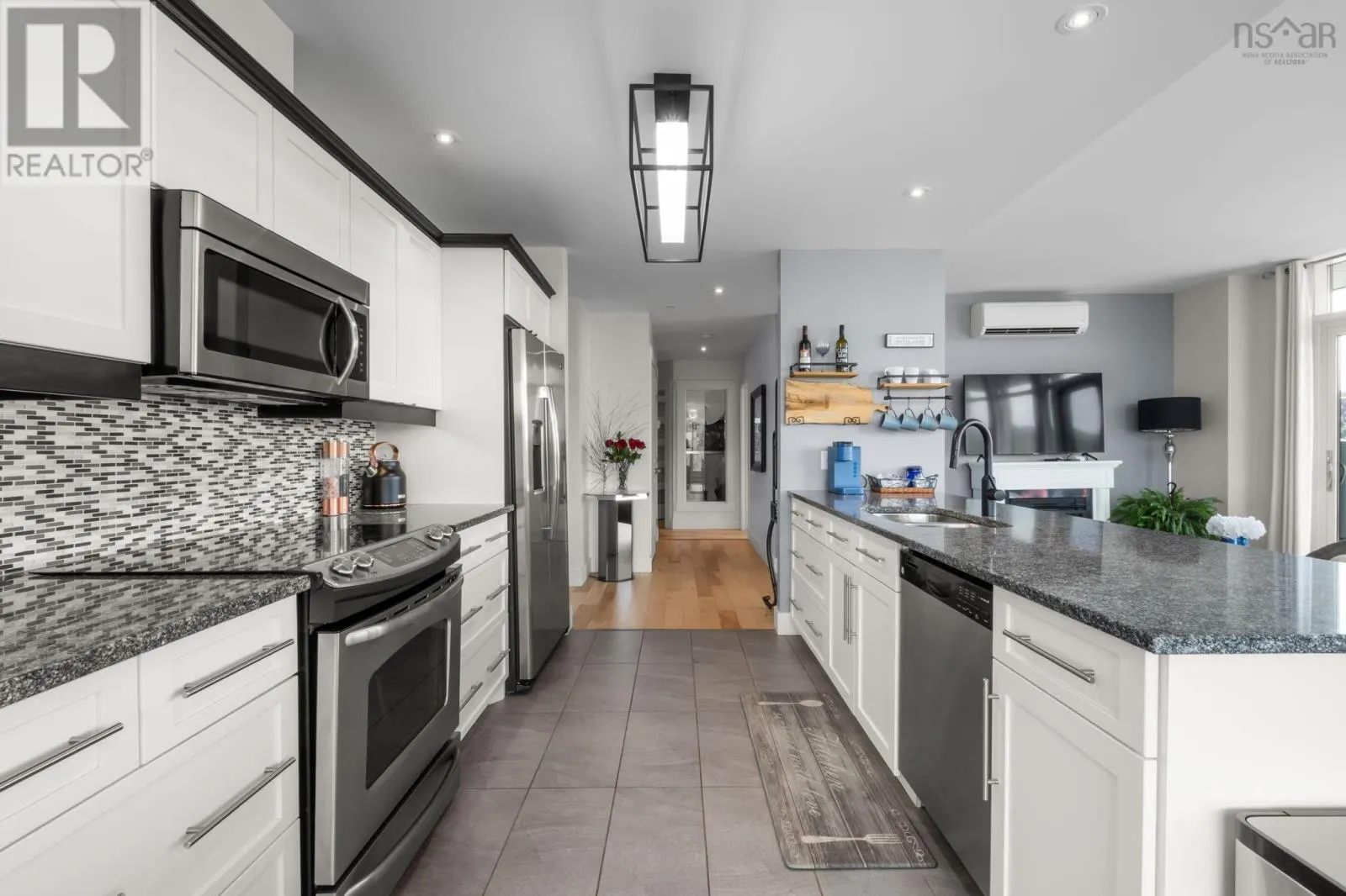 606 220 Waterfront Drive