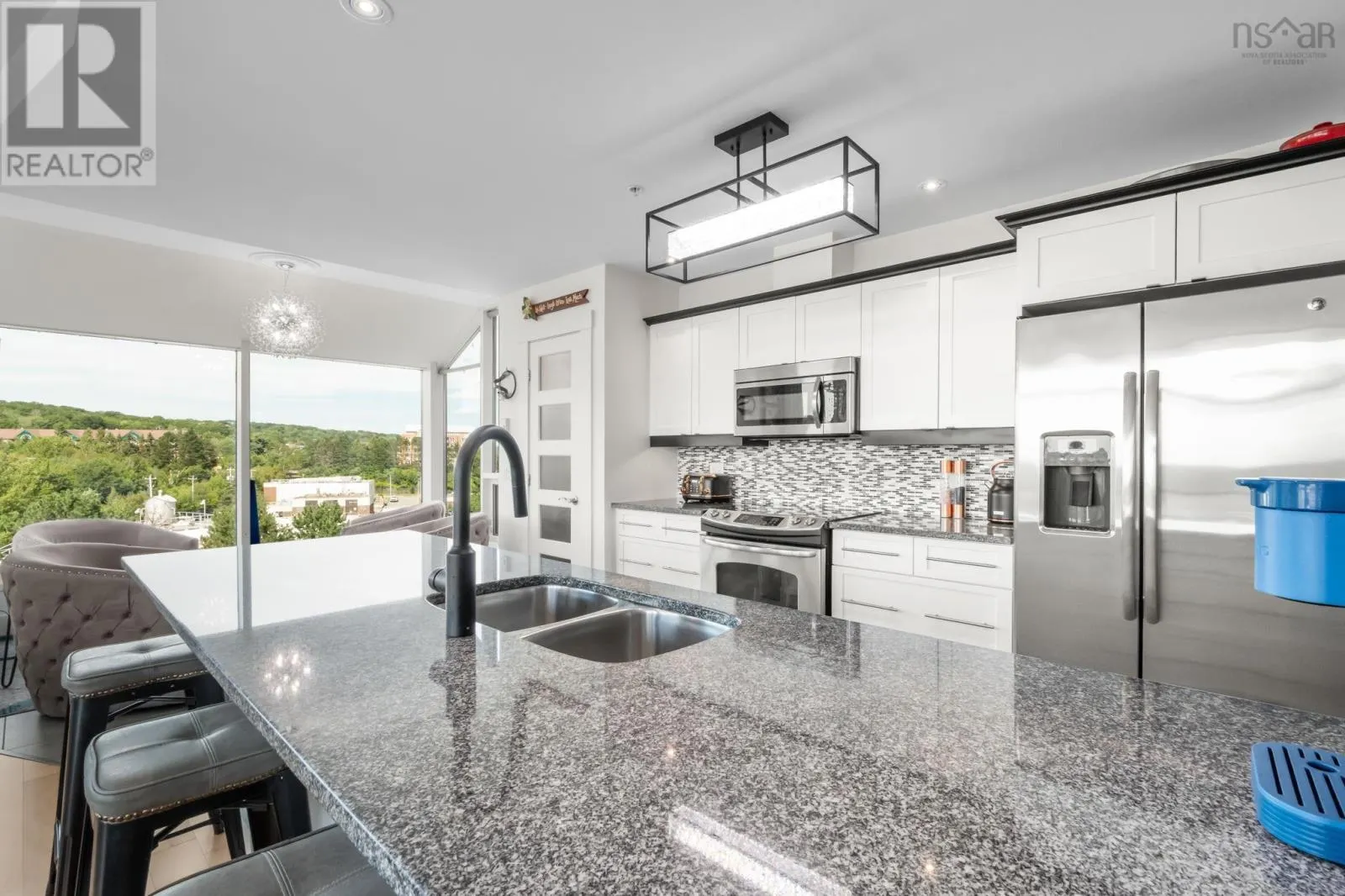 606 220 Waterfront Drive