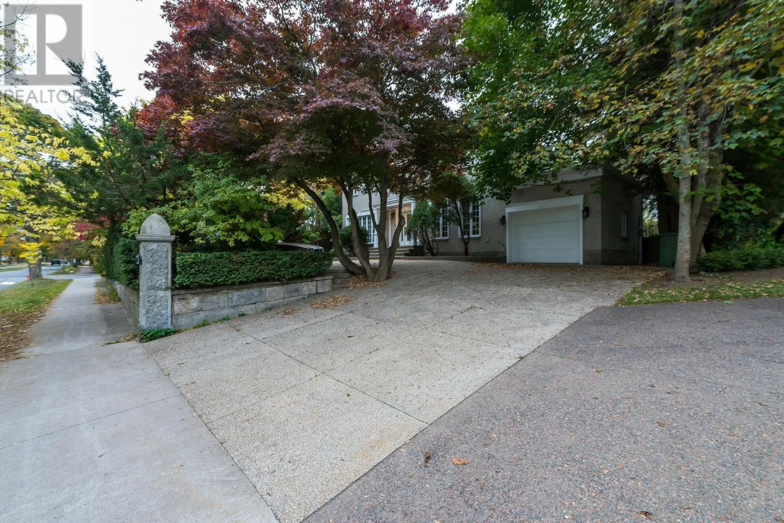 916 Young Avenue