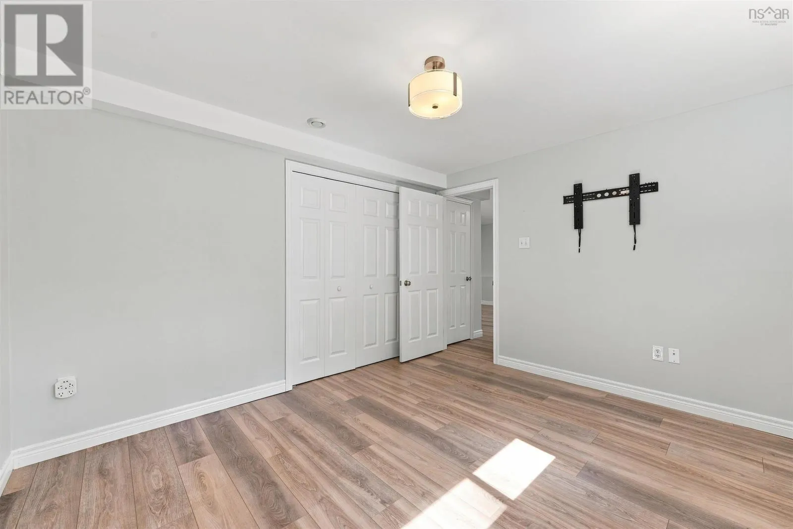 77 Holyrood Close
