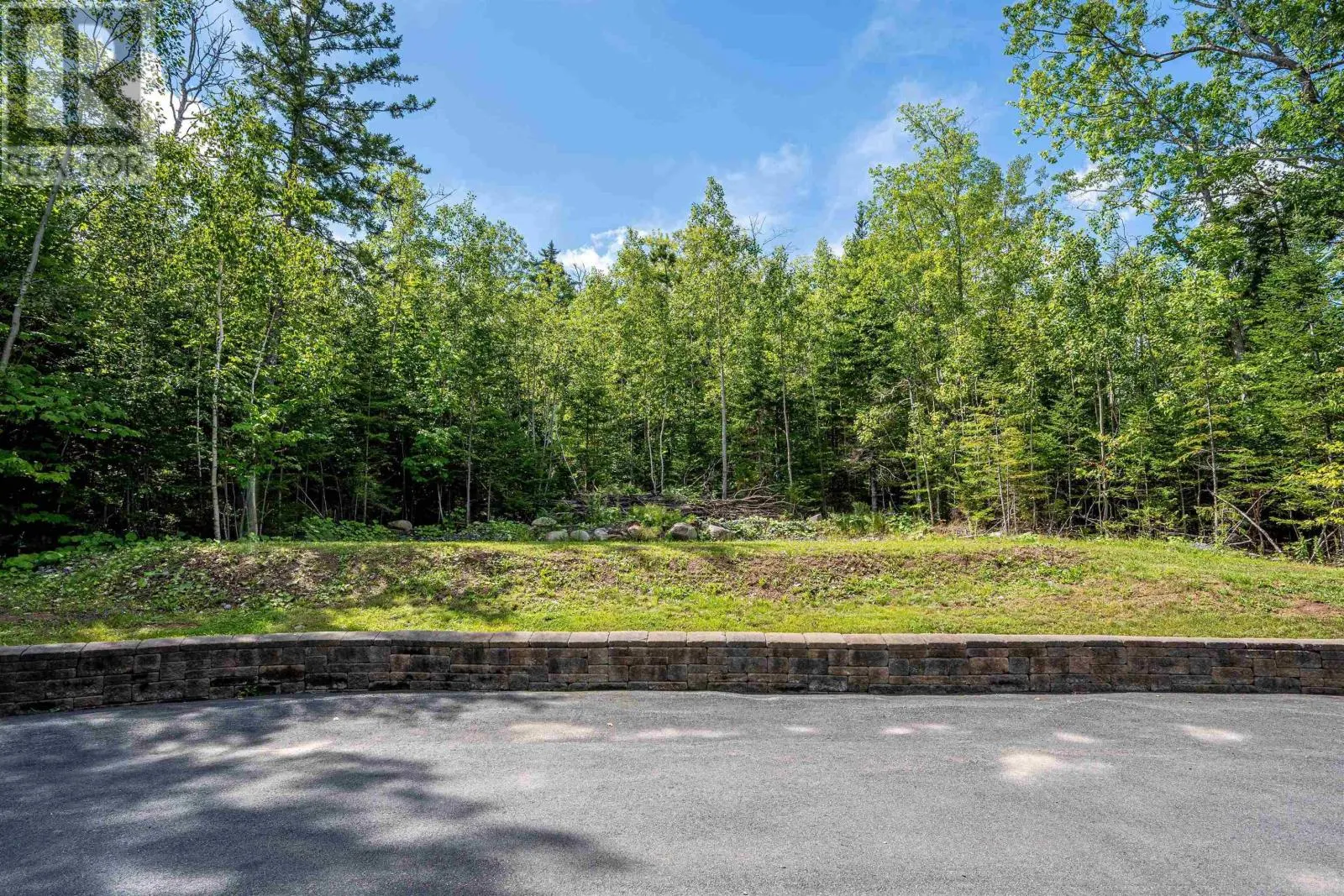 77 Holyrood Close