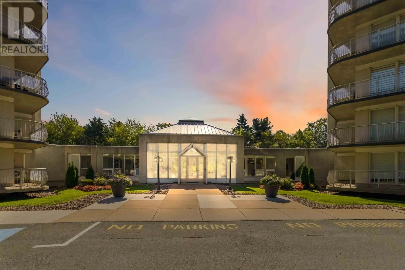 810 30 Brookdale Crescent