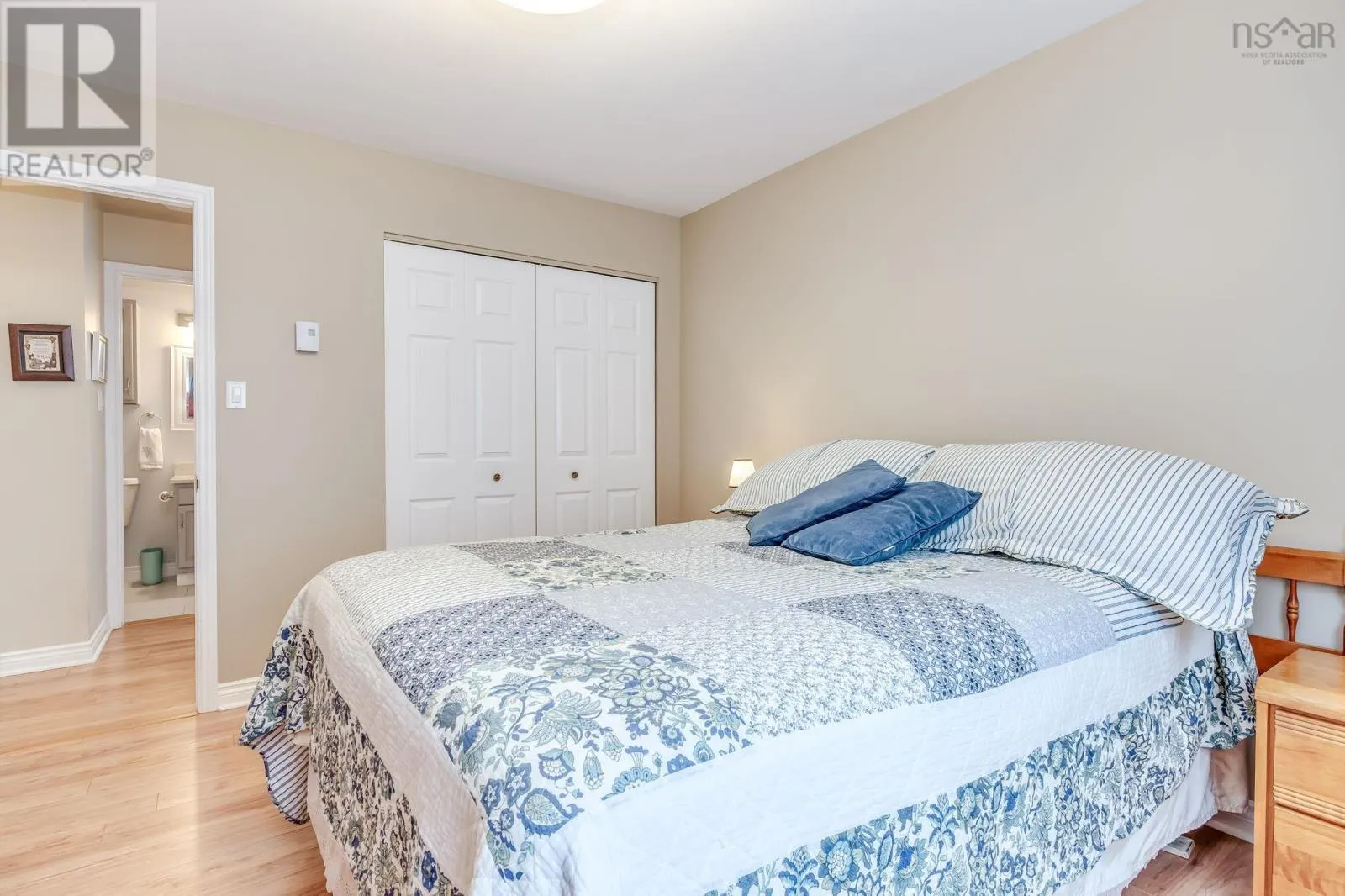 15 70 Collins Grove