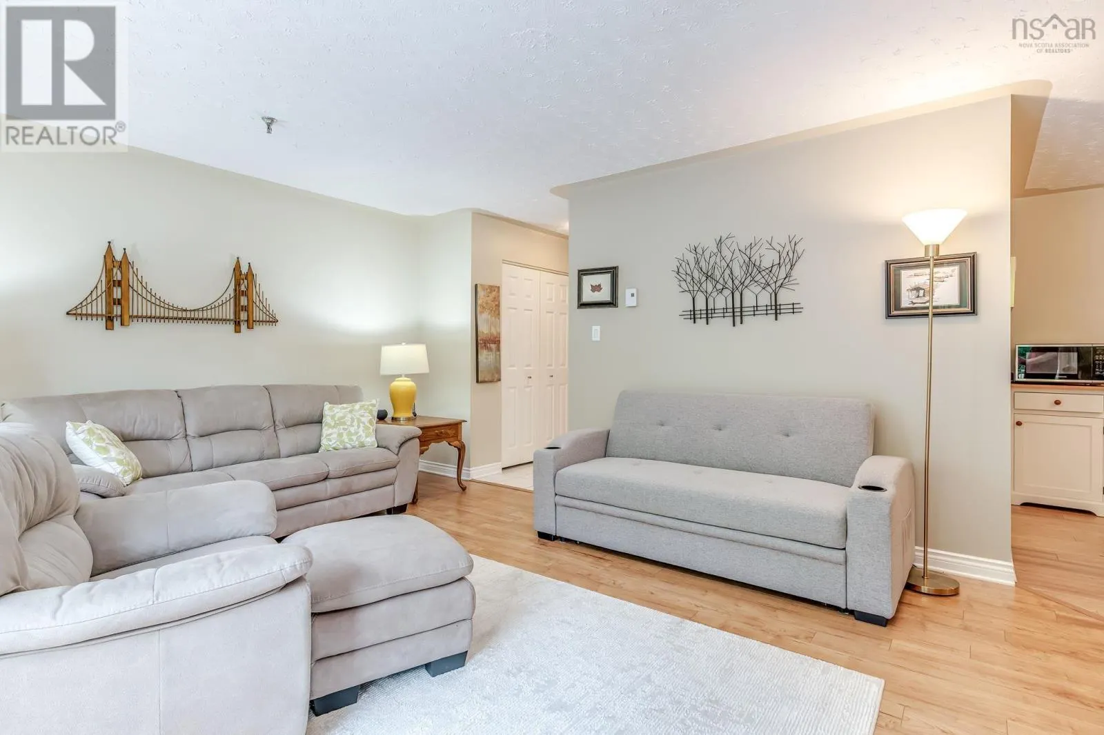 15 70 Collins Grove