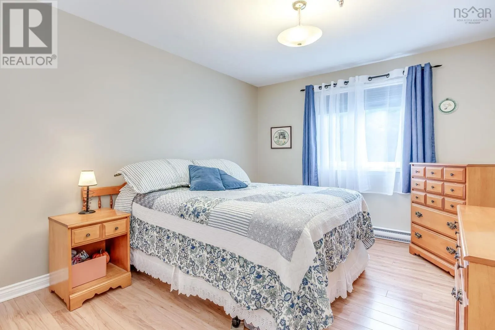 15 70 Collins Grove