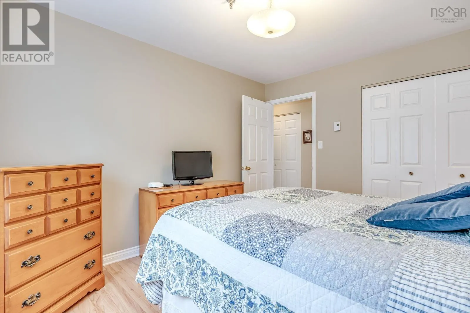 15 70 Collins Grove