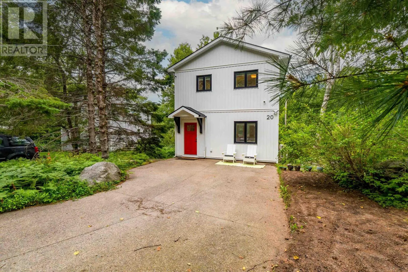 20 1/2 Melville Avenue