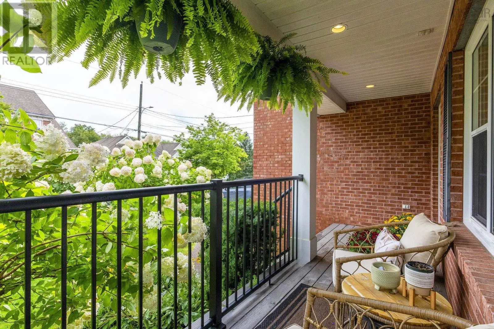 5 Edgewater Close
