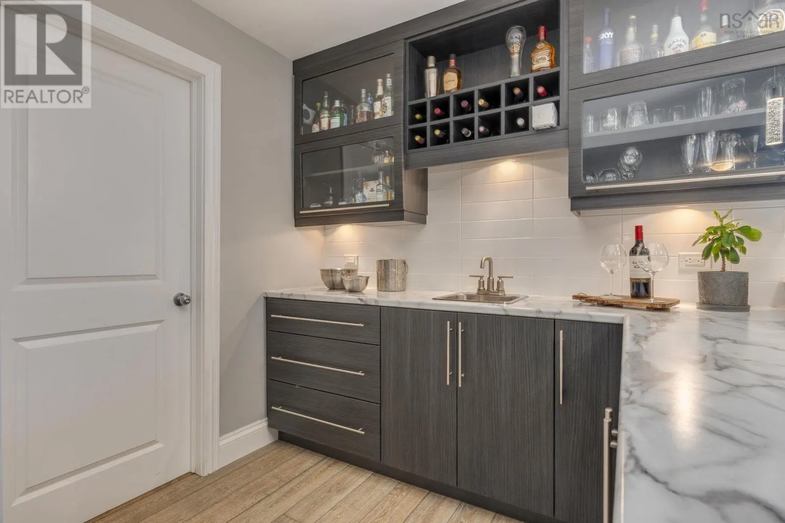 5 Edgewater Close