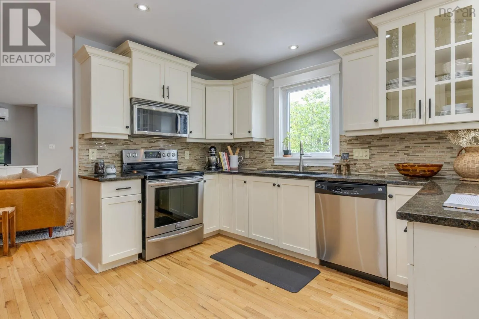 5 Edgewater Close
