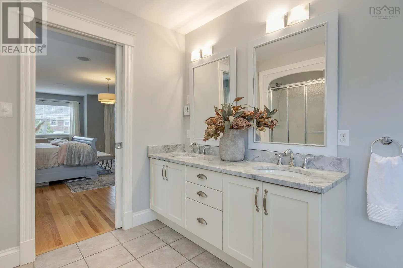 5 Edgewater Close