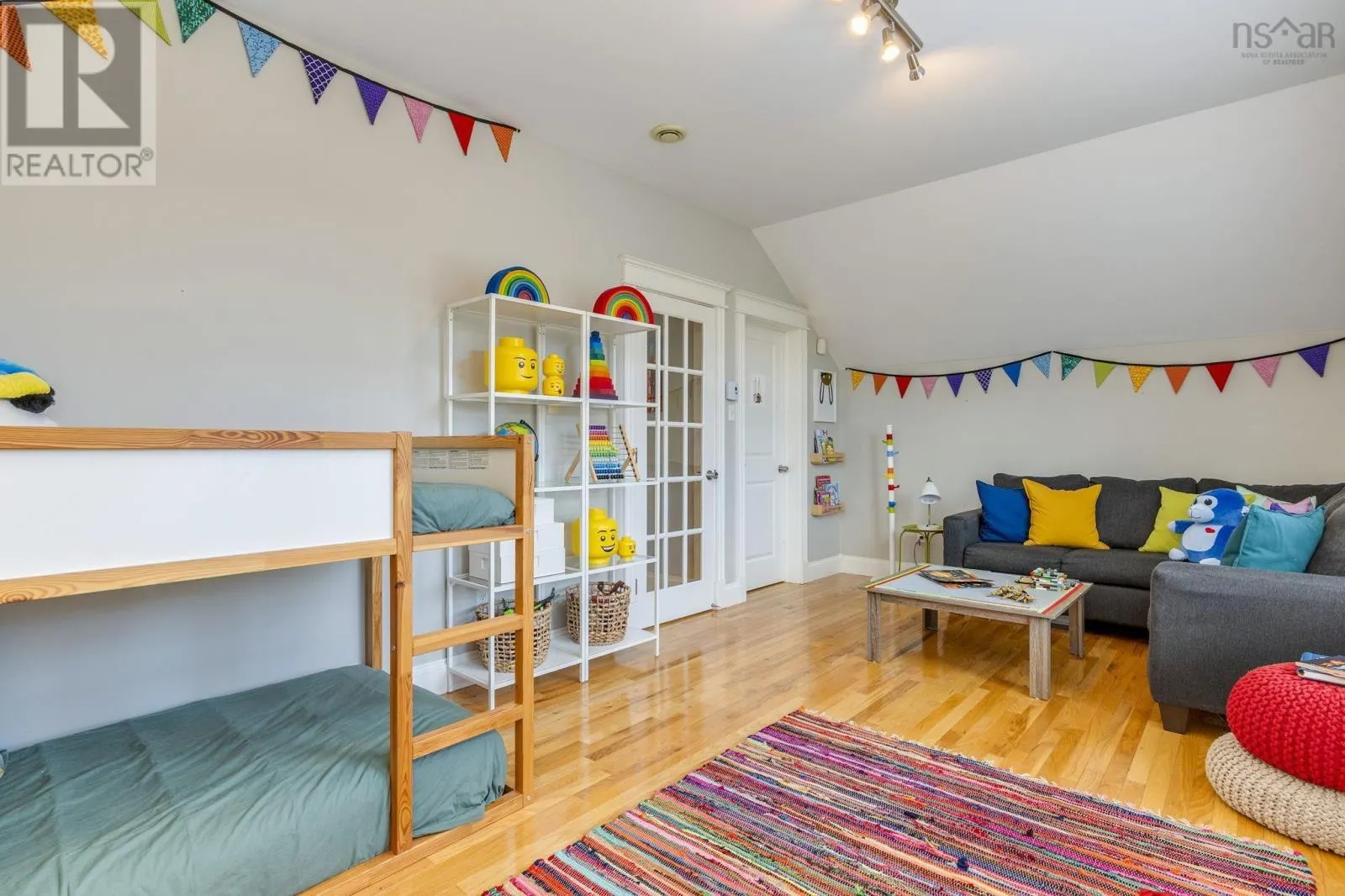 5 Edgewater Close