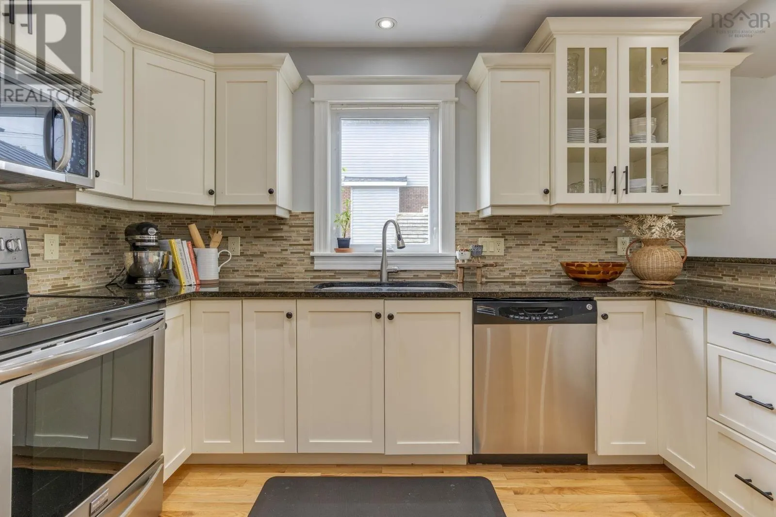 5 Edgewater Close