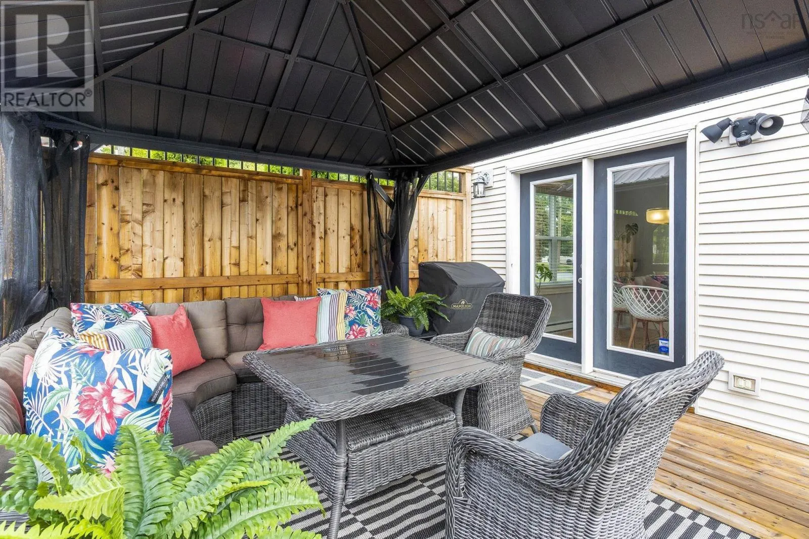 5 Edgewater Close