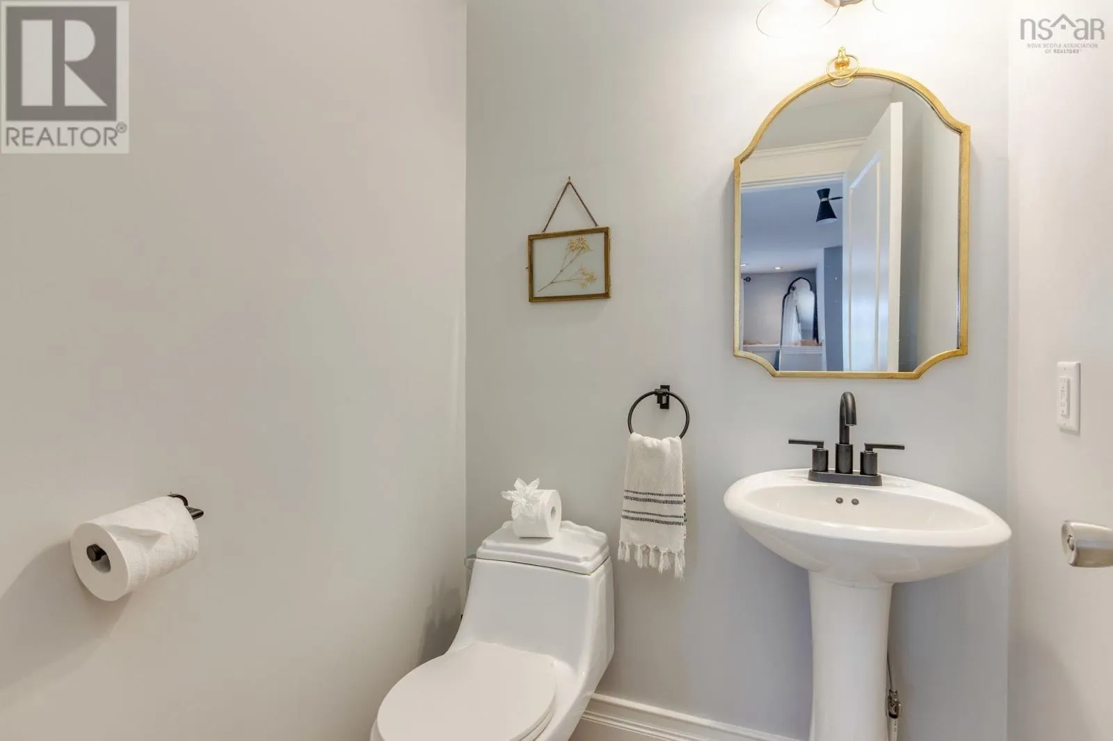5 Edgewater Close