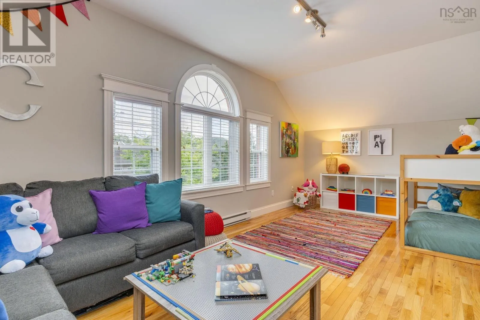 5 Edgewater Close