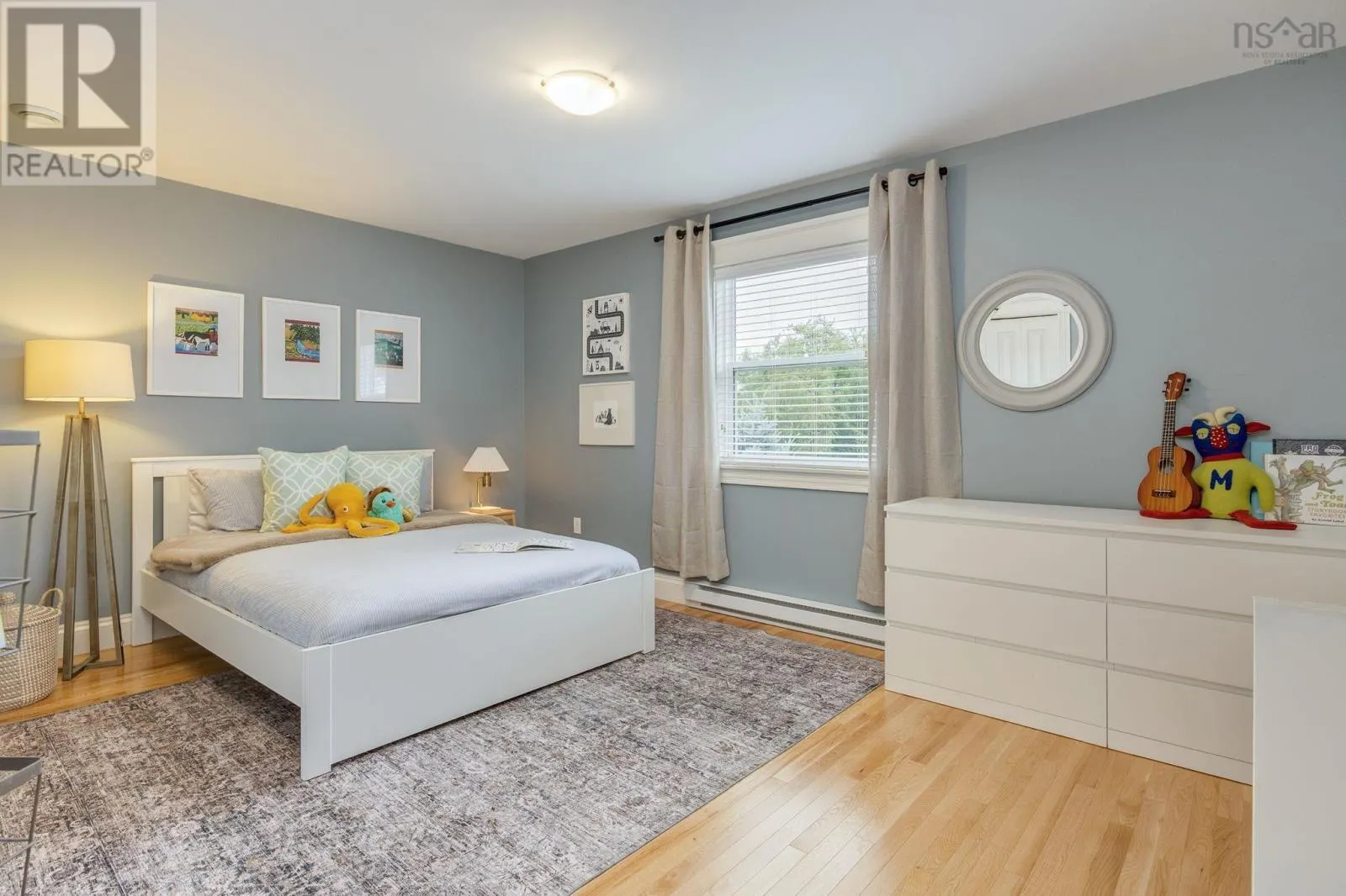 5 Edgewater Close