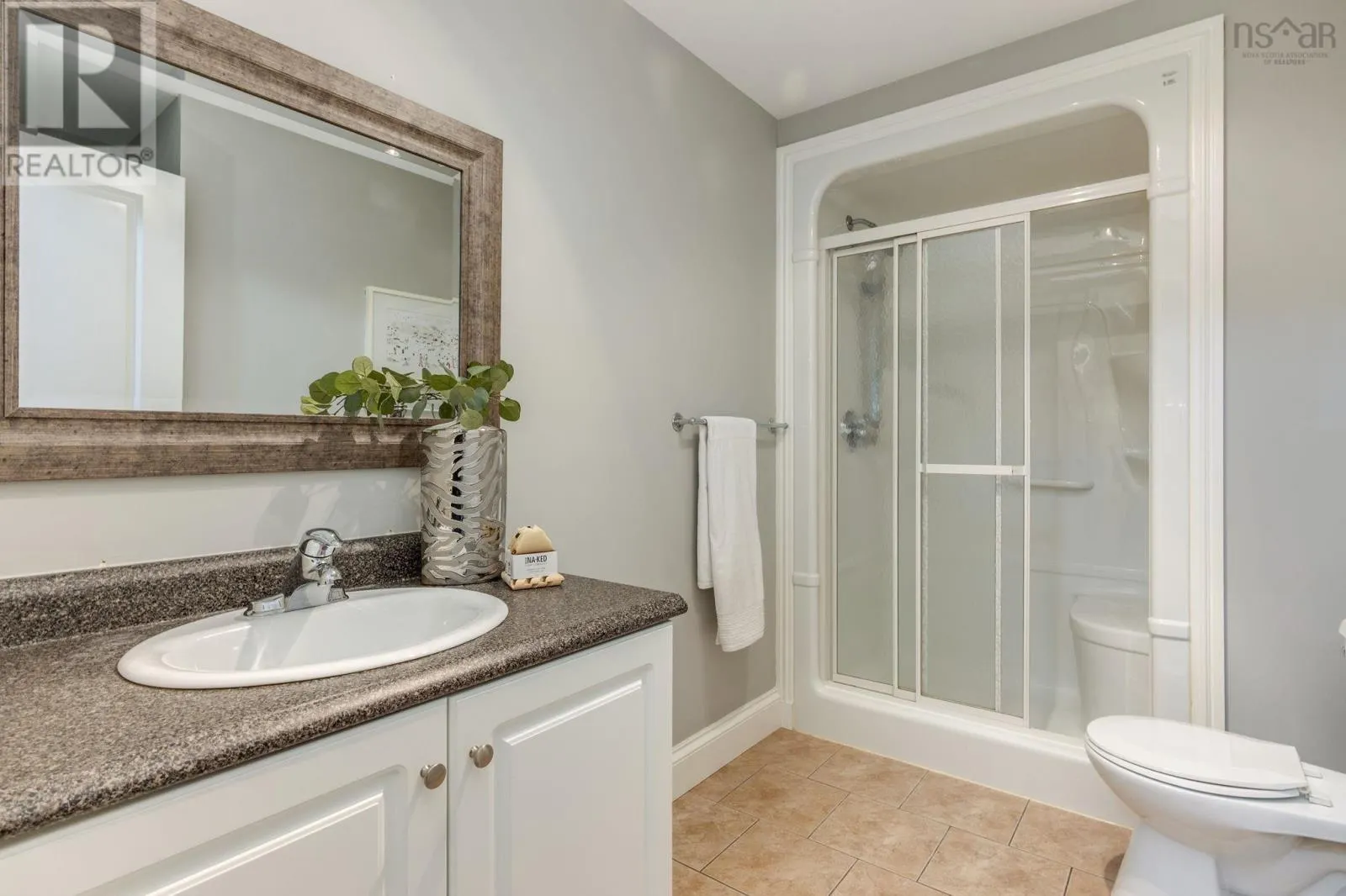 5 Edgewater Close