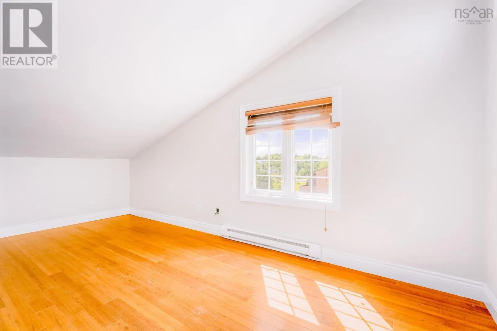 22 4 Rose Way