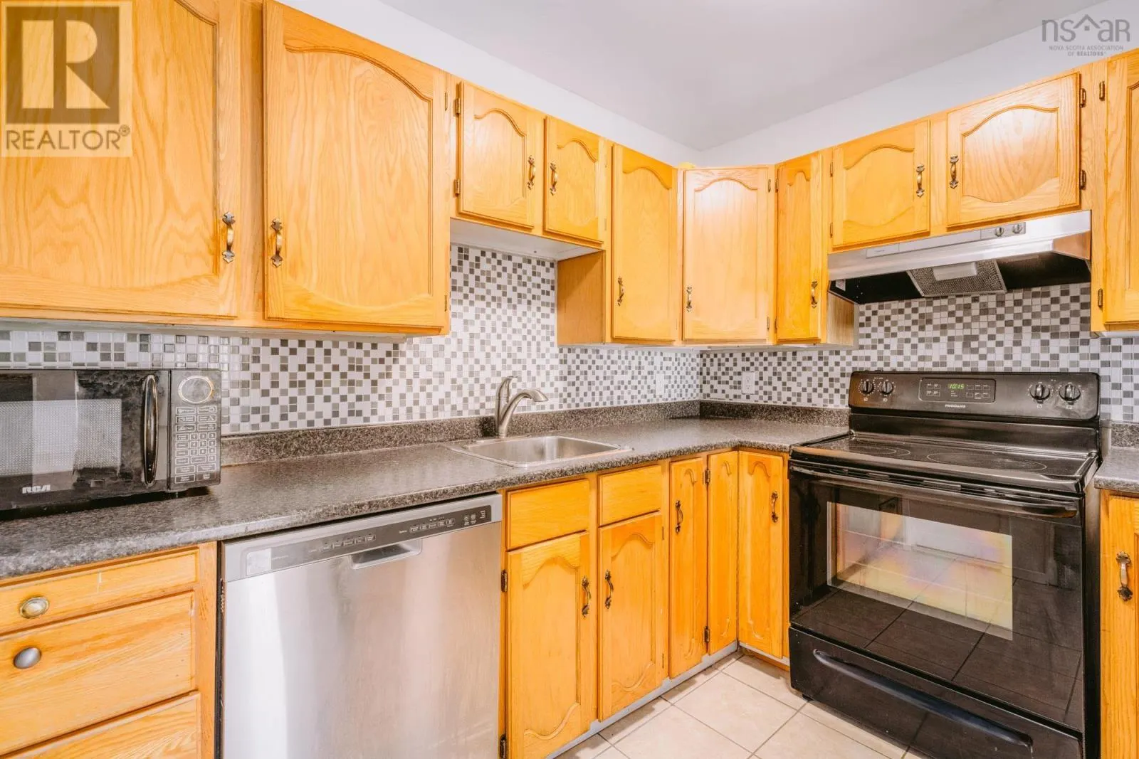 22 4 Rose Way