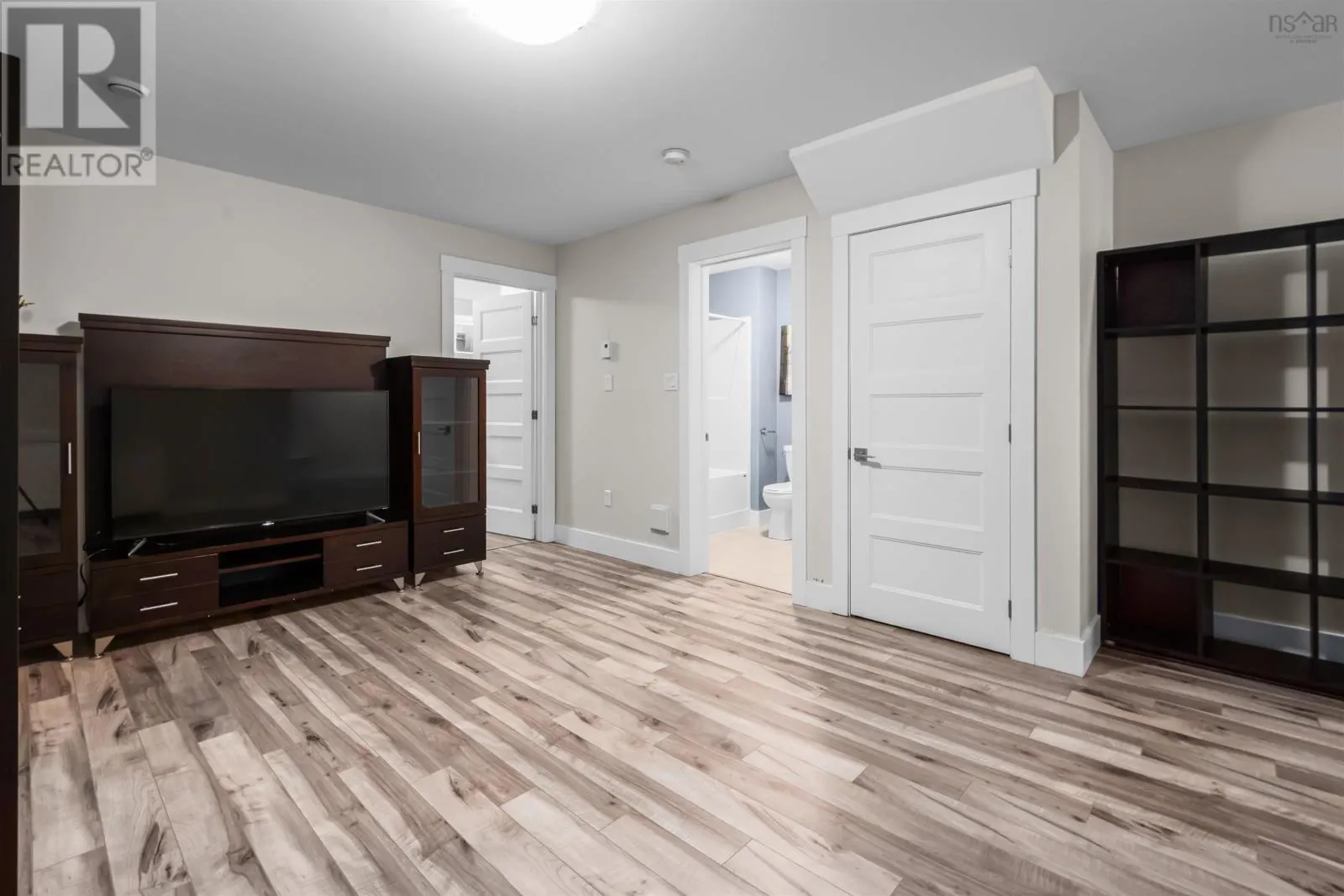 147 Titanium Crescent