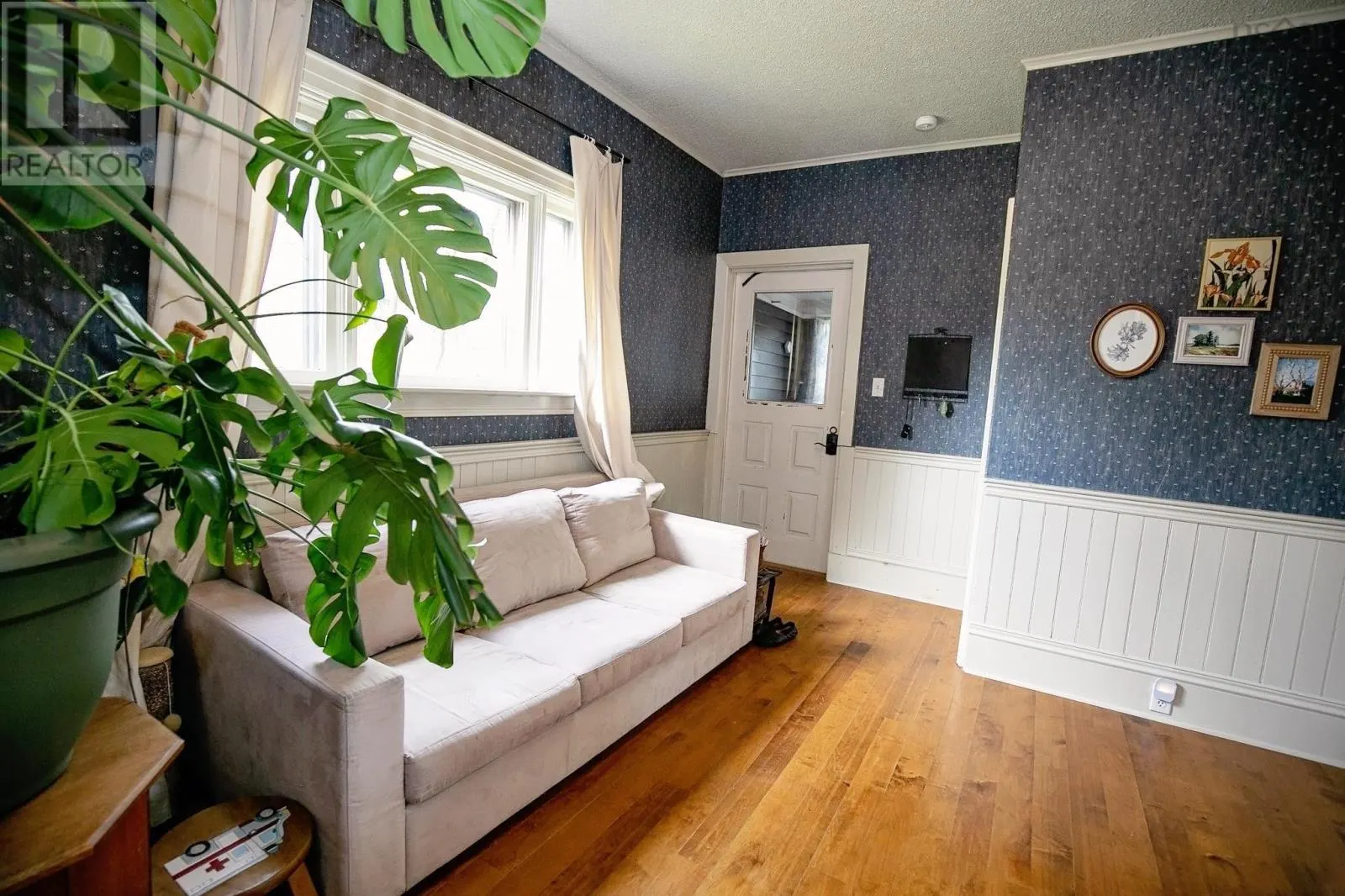 61 Victoria Street W