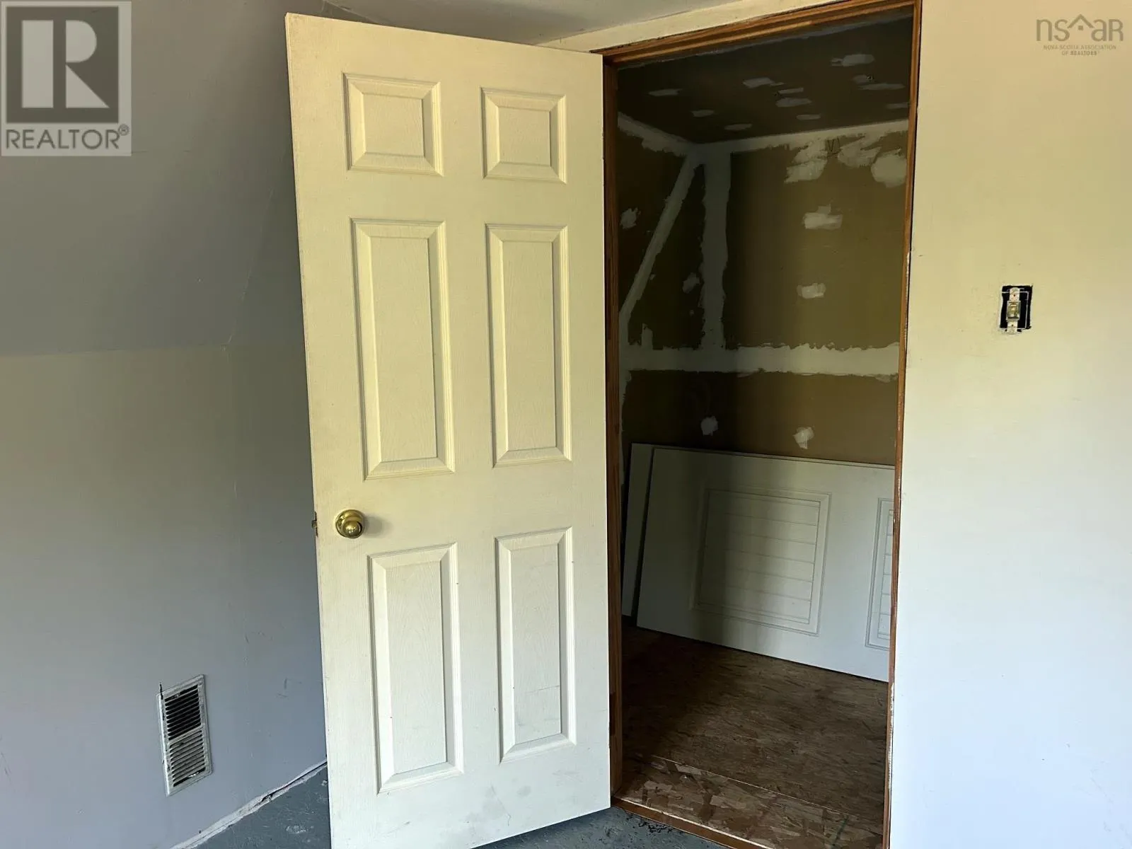 1270 New Russell Road