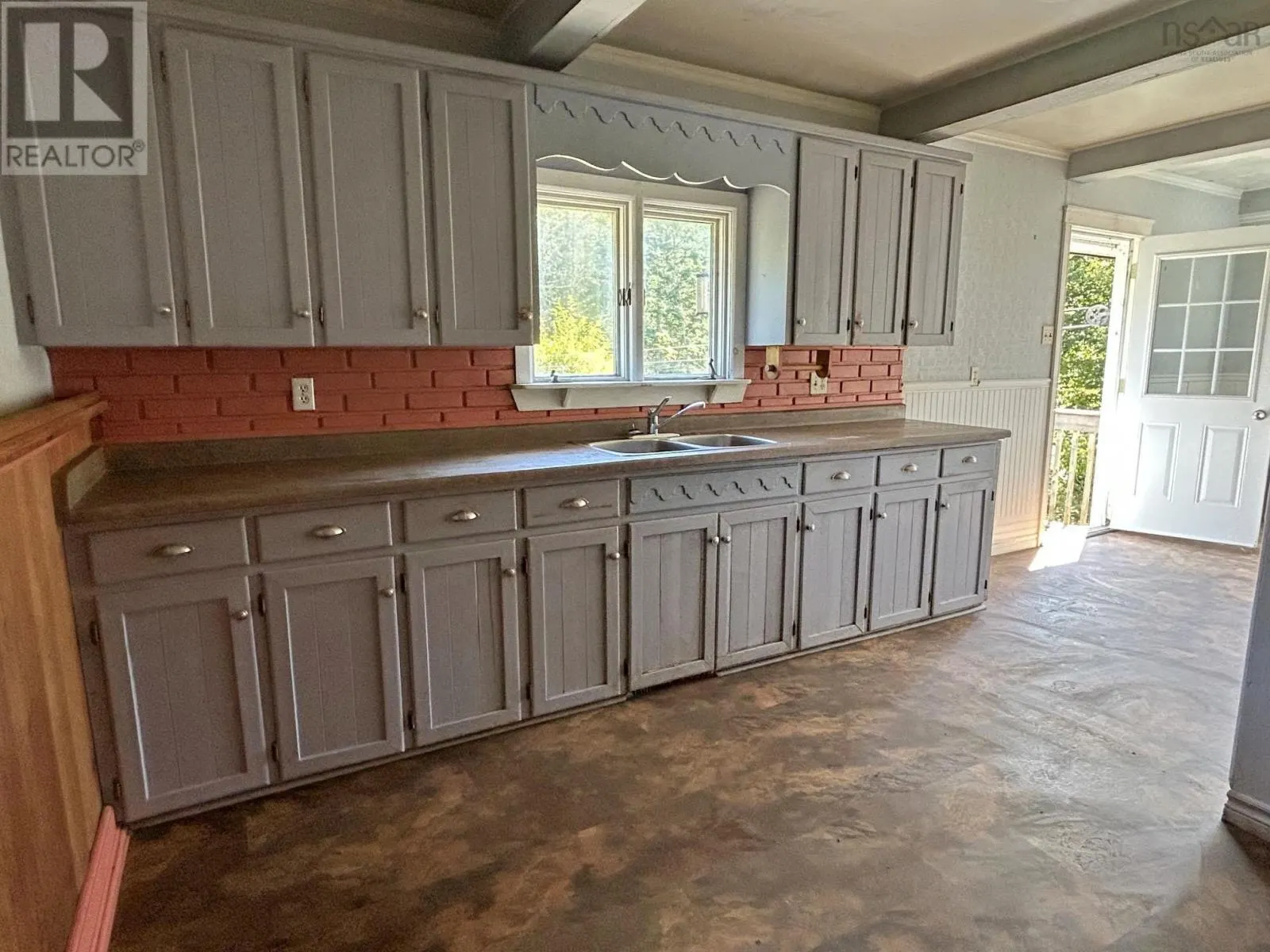 1270 New Russell Road