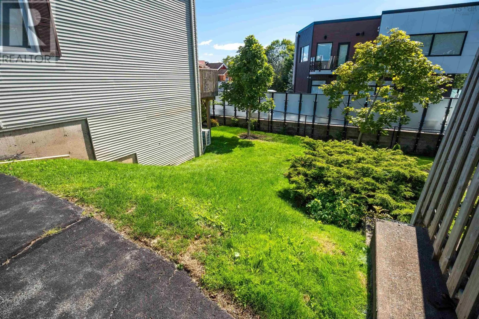 1 18 A Pioneer Avenue