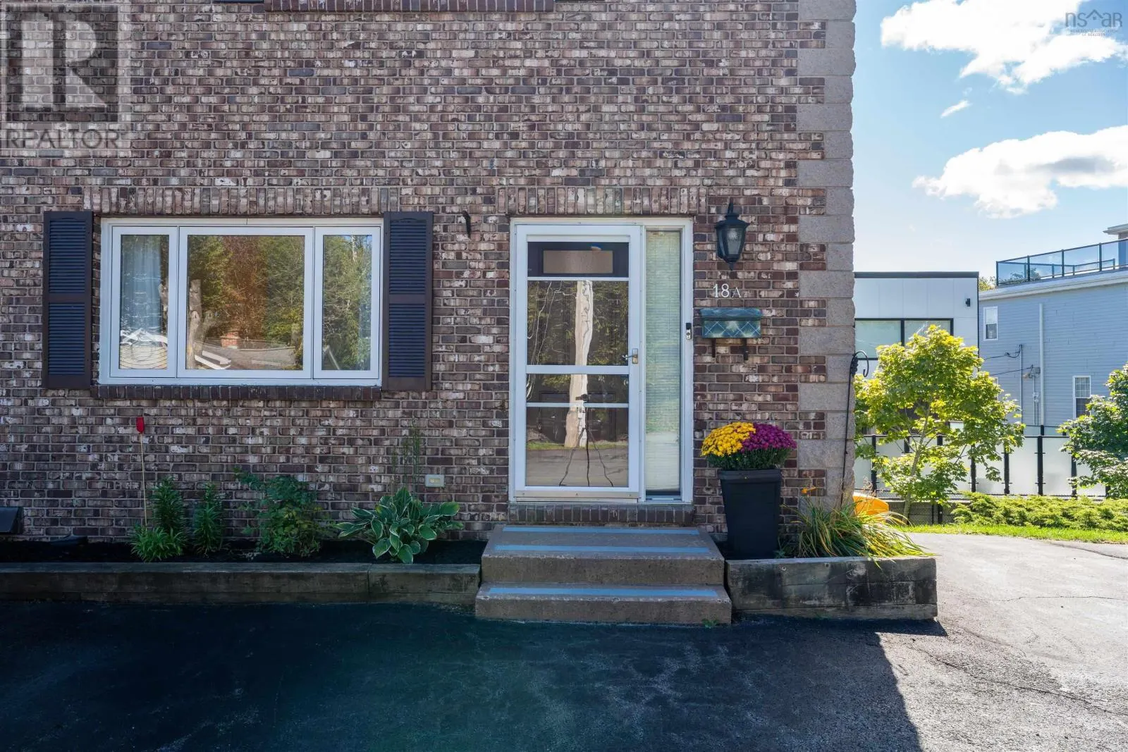 1 18 A Pioneer Avenue