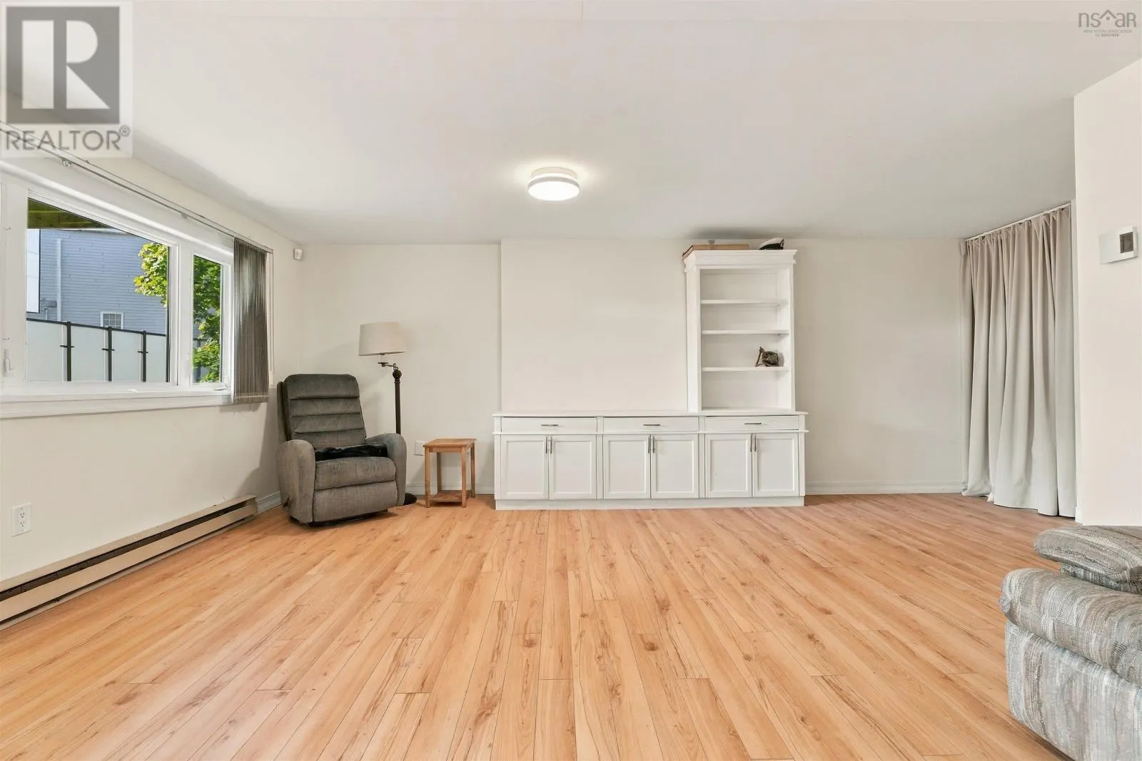 1 18 A Pioneer Avenue