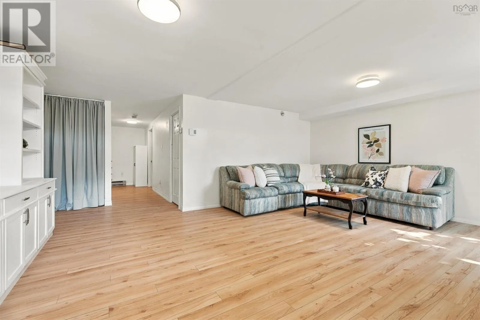 1 18 A Pioneer Avenue