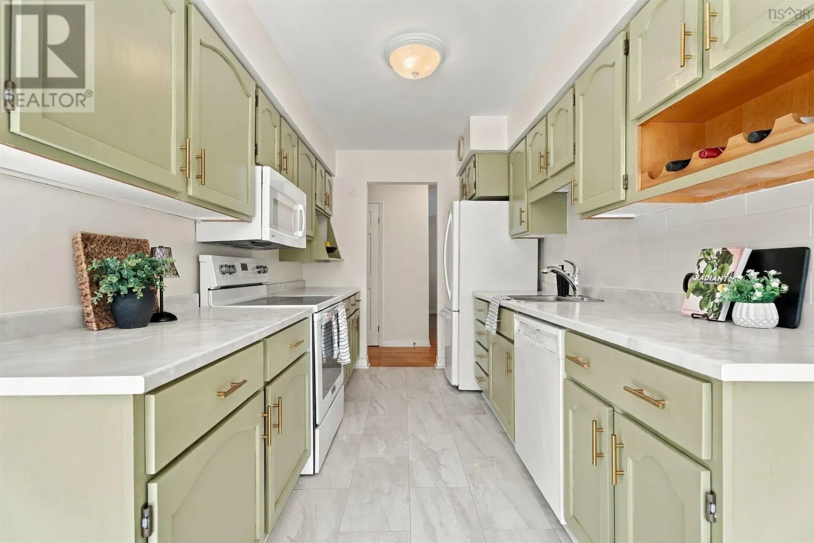 1 18 A Pioneer Avenue