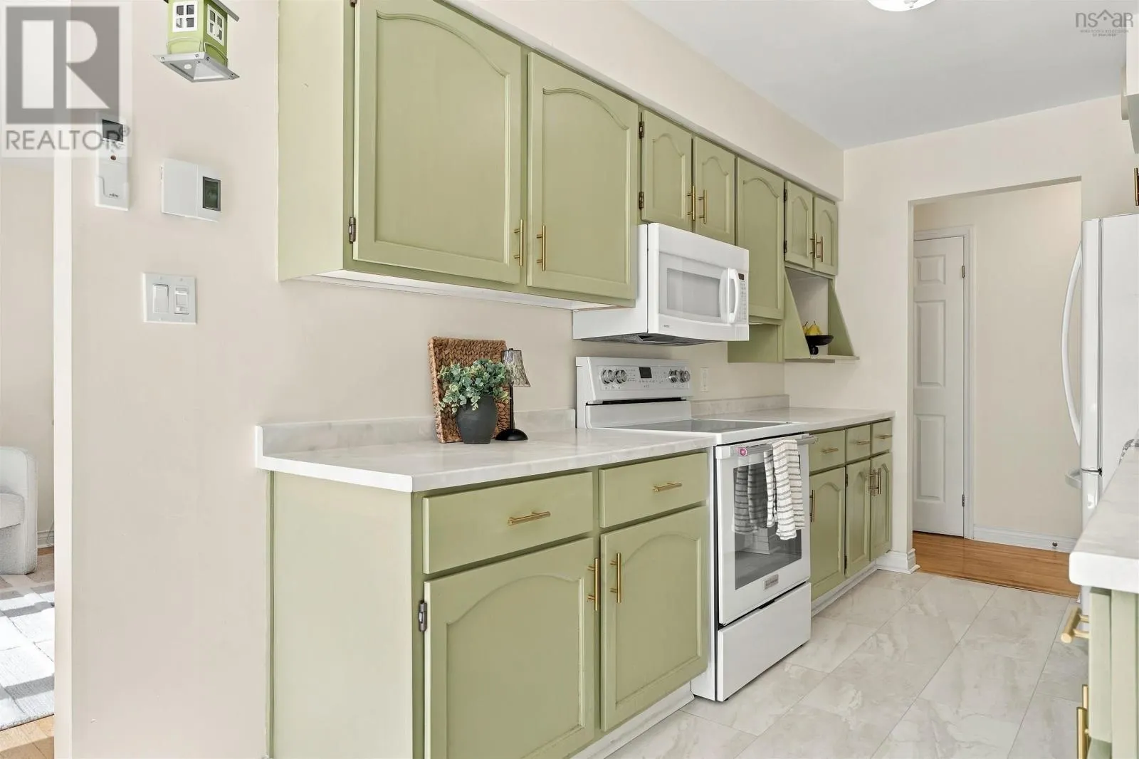 1 18 A Pioneer Avenue