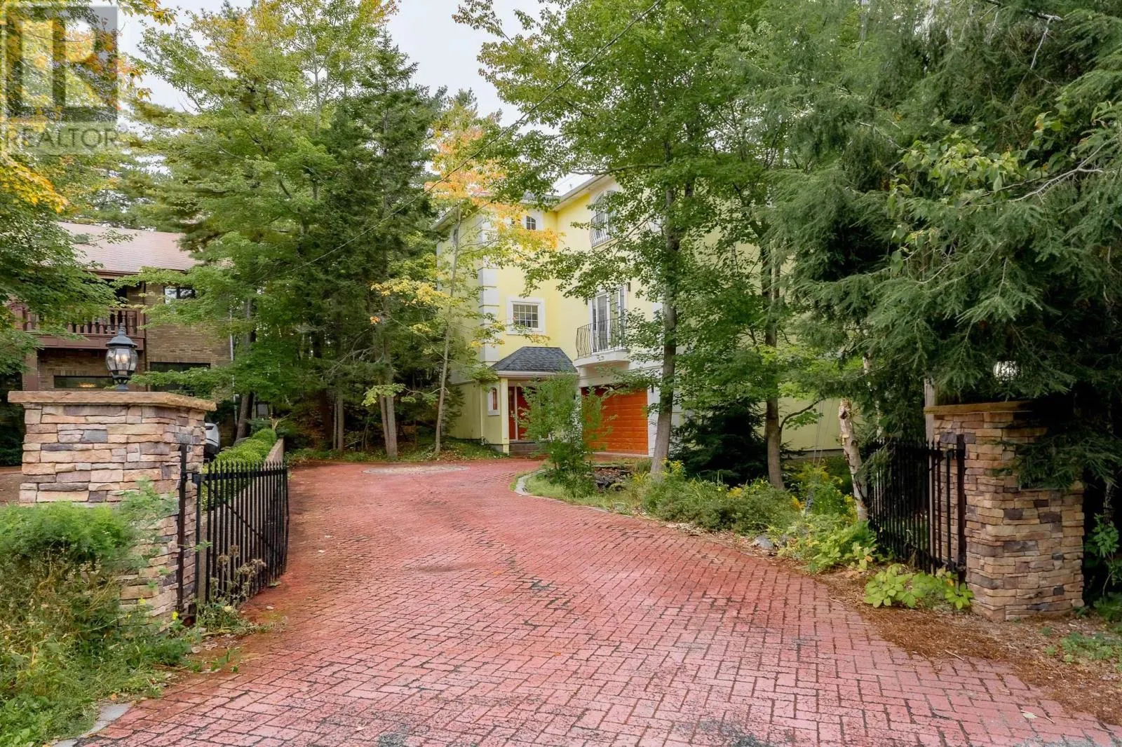 12 Falcon Place