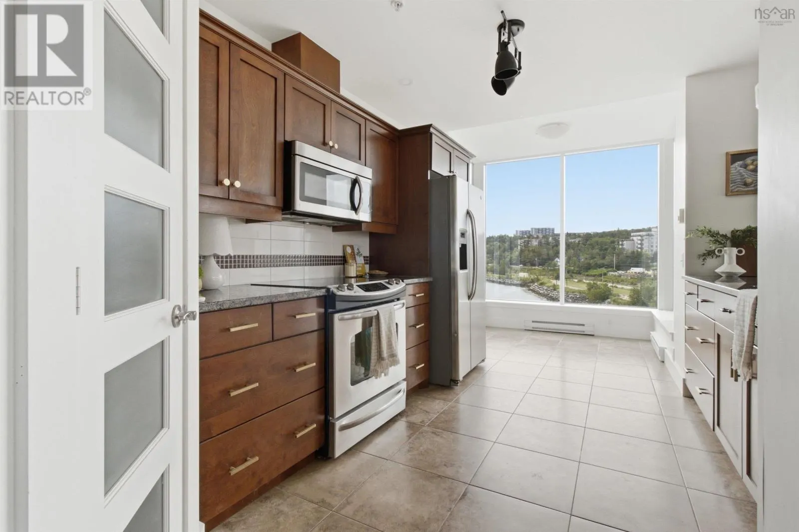 405 220 Waterfront Drive