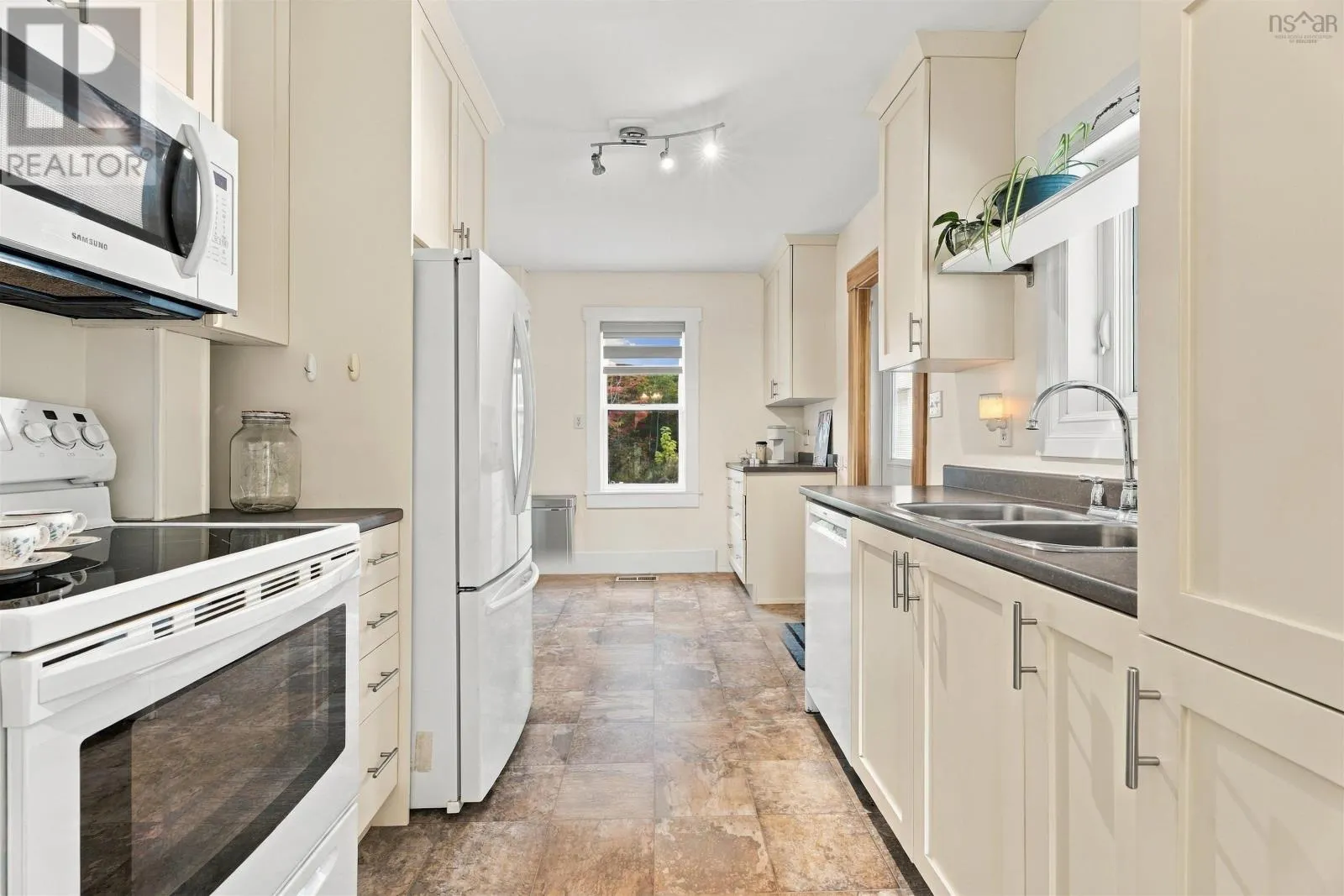 35 Riverside Lane