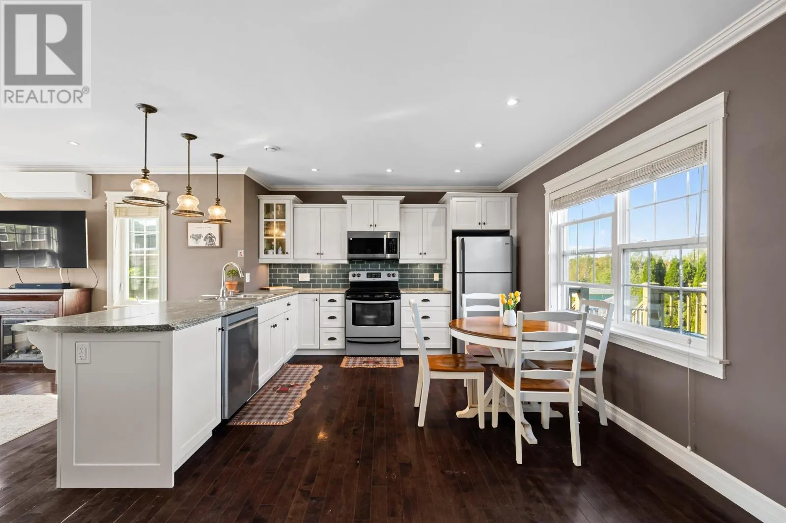16 Edgeview Court