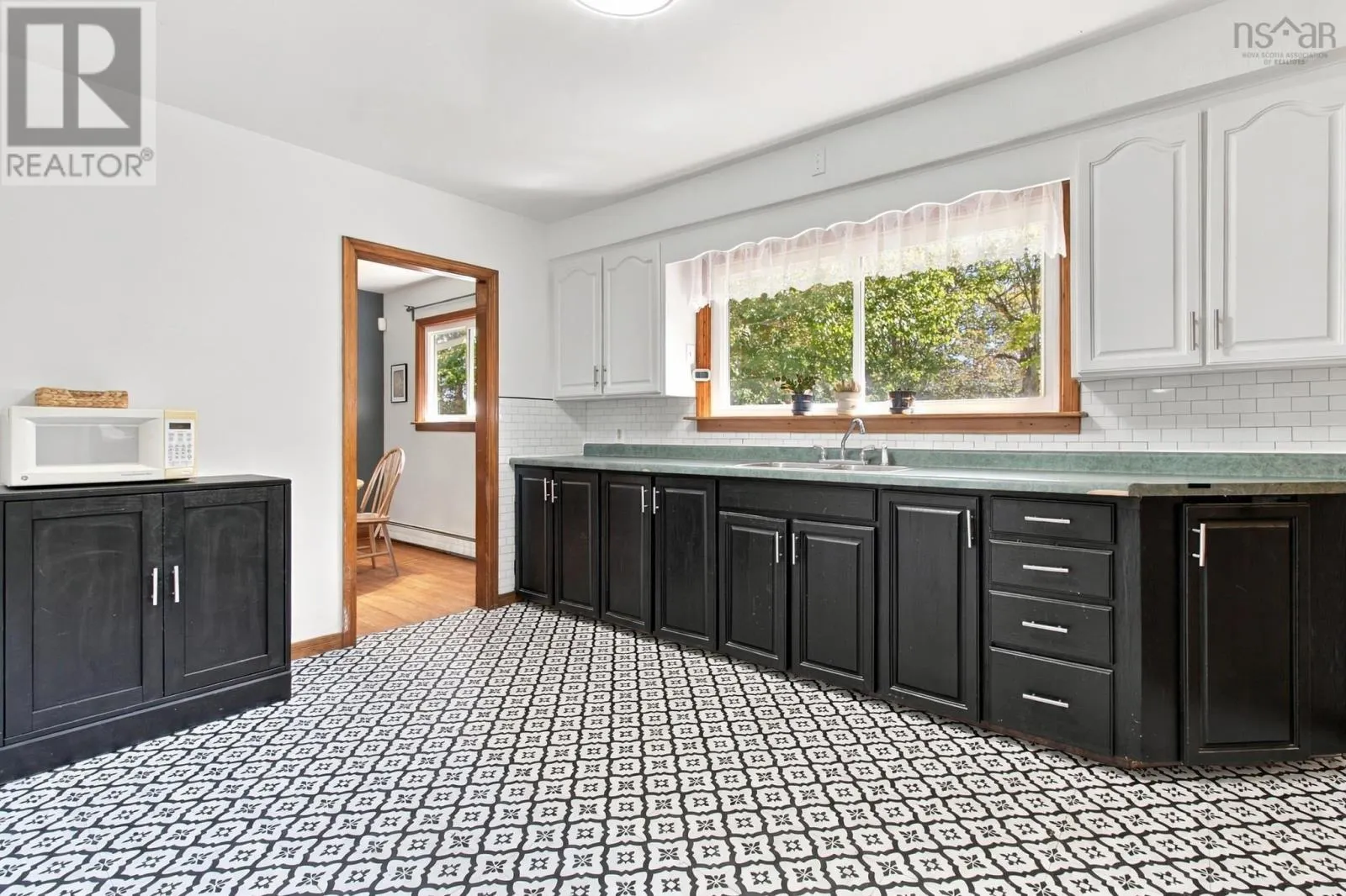 8 Edward Laurie Drive