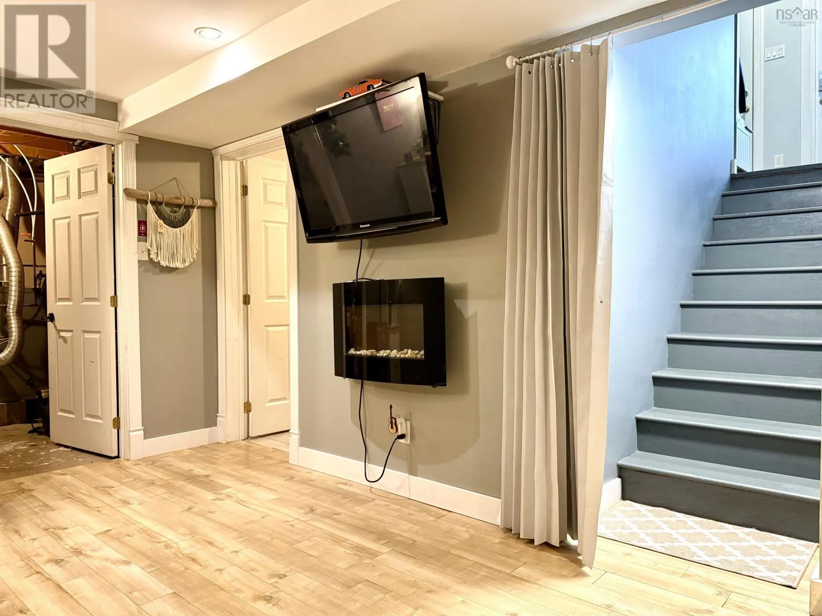 6 Paradise Avenue