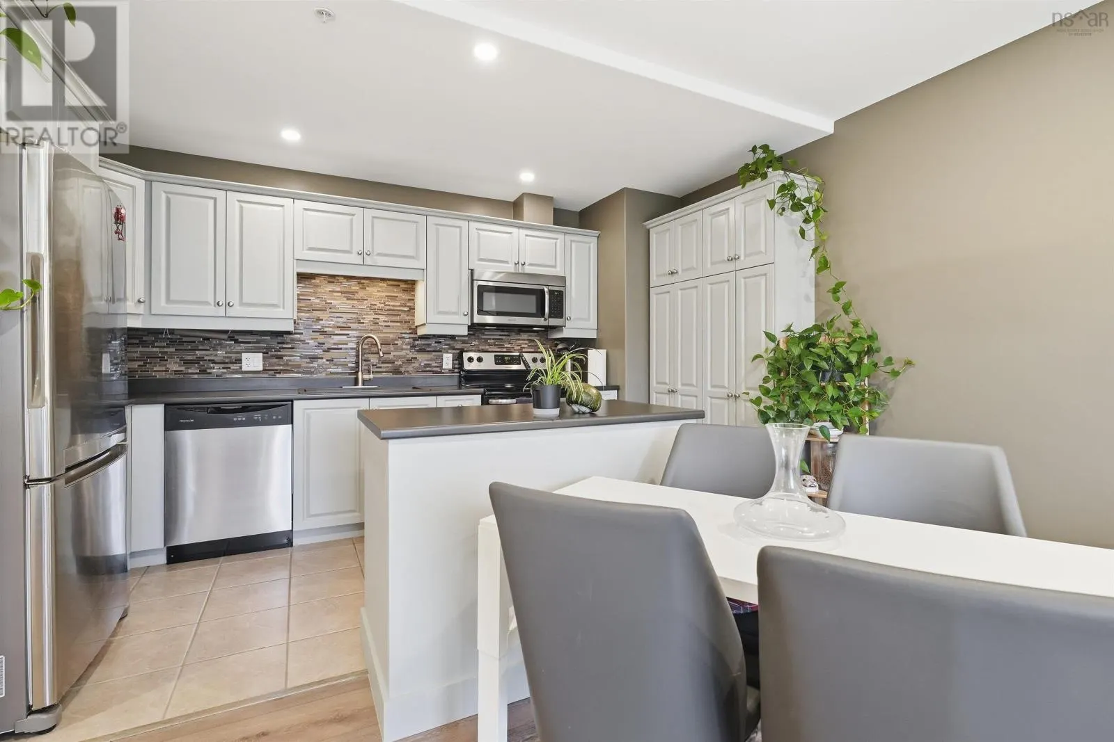 301 87 Pebblecreek Crescent