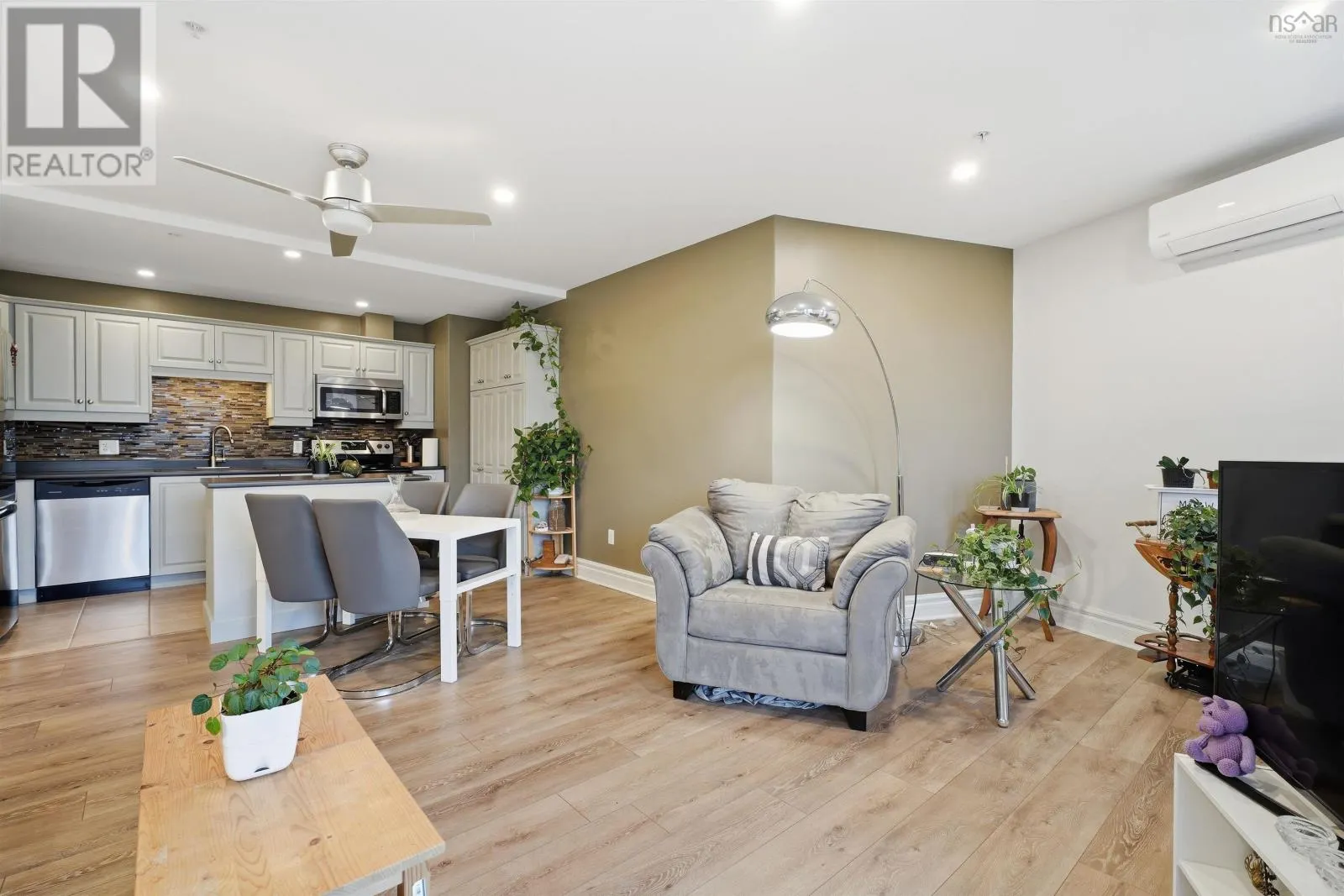 301 87 Pebblecreek Crescent