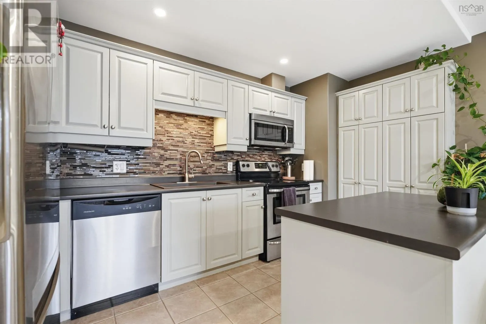 301 87 Pebblecreek Crescent