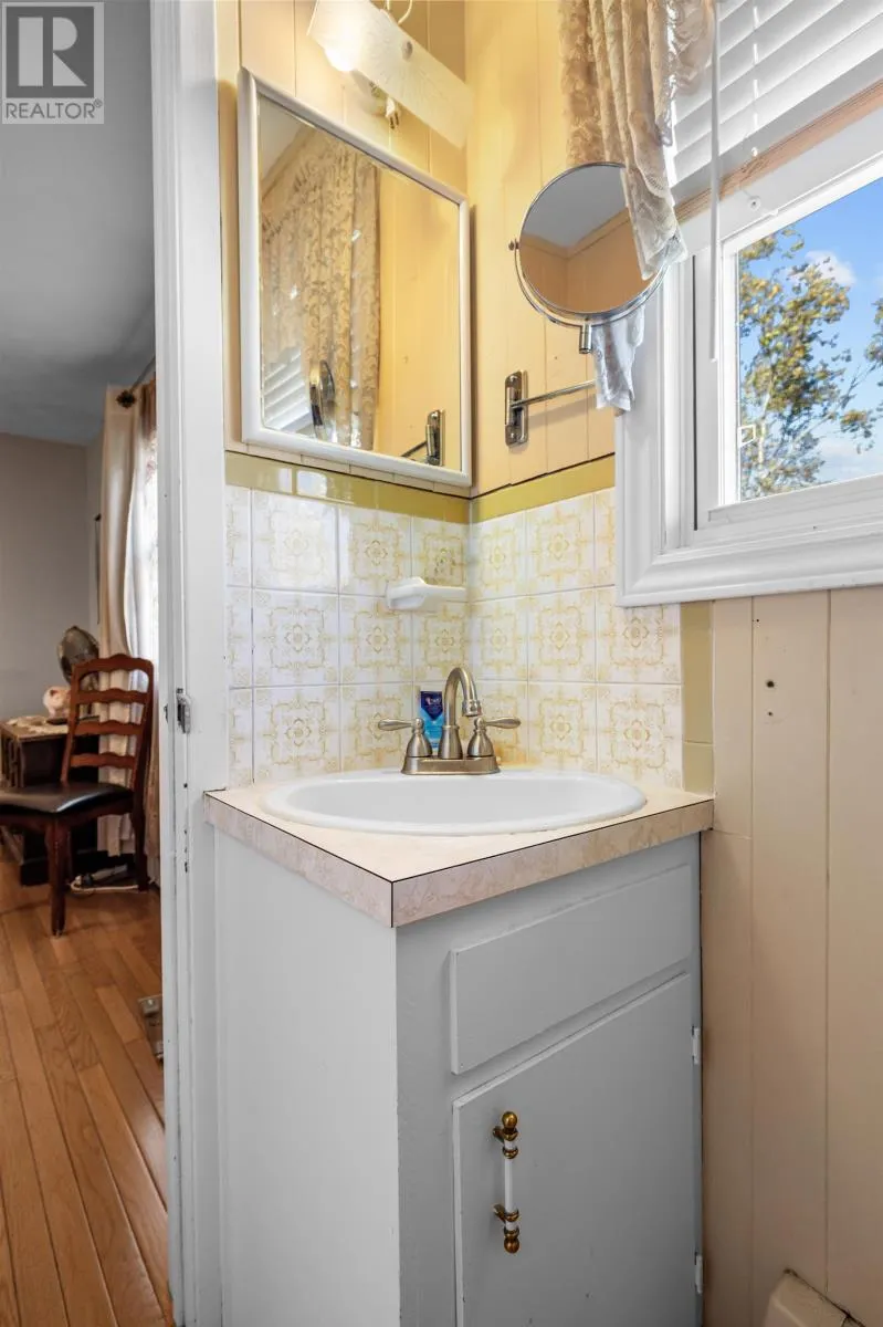 1 Upper Tea Hill Crescent