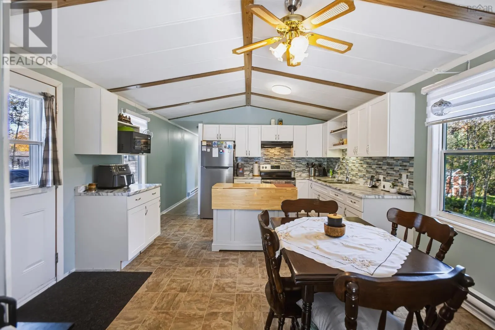 15 Woodlawn Drive